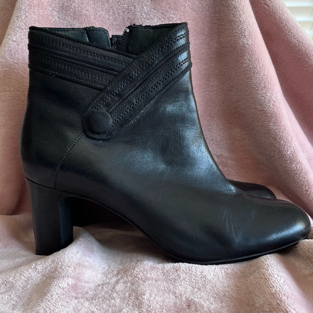 Clark’s Artisan Elegant Black Leather Ankle Boots Size 7
